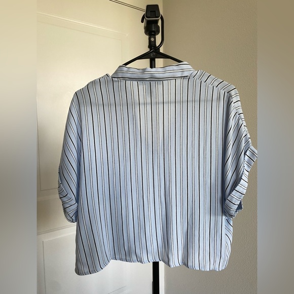 FOREVER21 Striped cropped button down. Blue, black and white - Picture 2 of 5